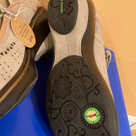 Jambu wide heel with Velcro strap. - Picture 4 of 4